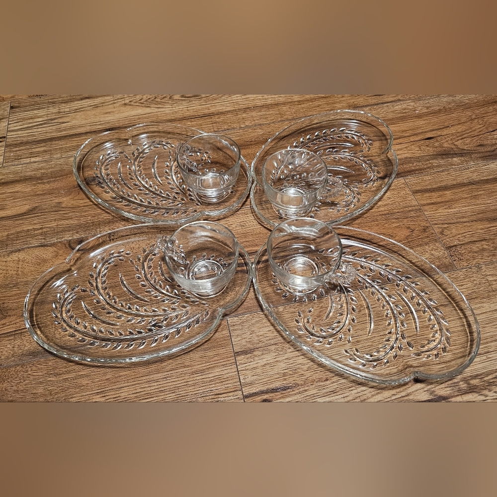 Set Of 4 Vintage Federal Glass Homstead Snack Plates And Cups
